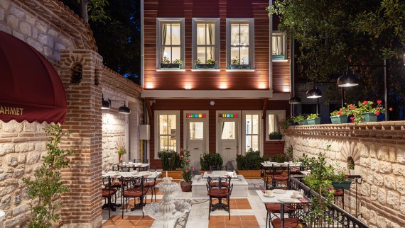 The courtyard of the Hotel Turkish House in Istanbul combines structural and decorative elements from different periods (© Hotel Turkish House) The courtyard of the Hotel Turkish House in Istanbul combines structural and decorative elements from different periods (© Hotel Turkish House)