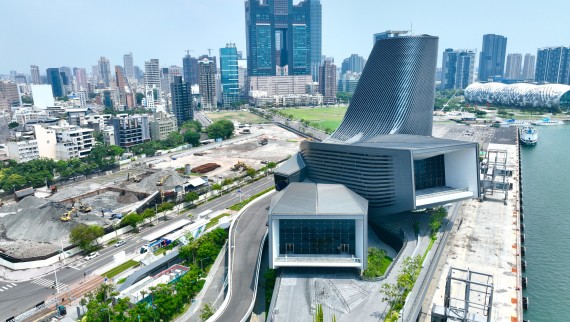 A bridge instead of a barrier: thanks to the waterfront promenade, the building connects the port terminal with the city