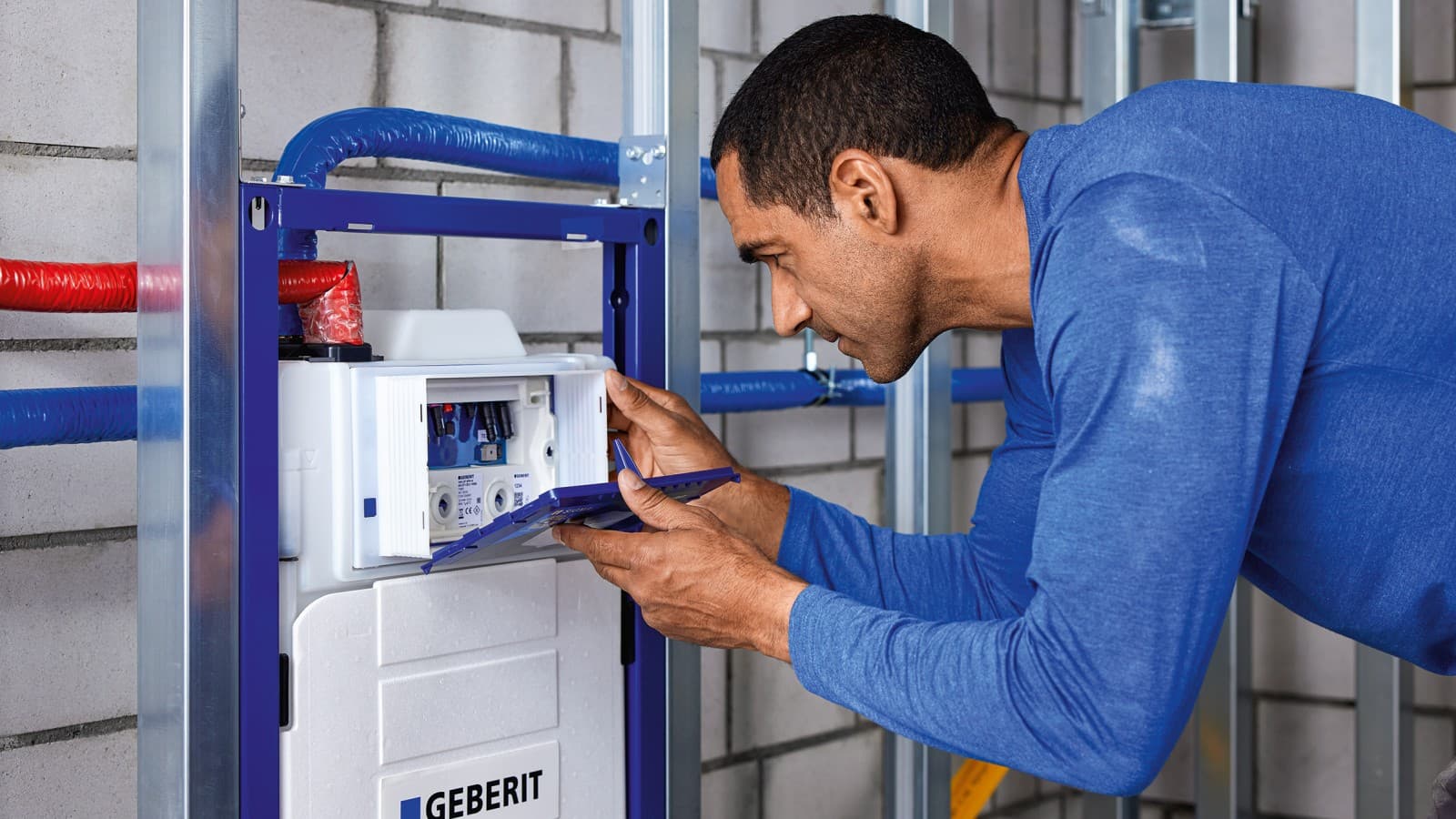 Man installing the Geberit Hygiene System